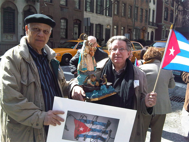 Fotorreportaje: “MANIFESTACION DE CUBANOS FRENTE A LA MISION CASTRISTA EN NUEVA YORK EL PASADO 27 DE MARZO”. Por Heriberto Leyva, Activista Socialdemócrata Independiente. Exiliado Politico en New Jersey.