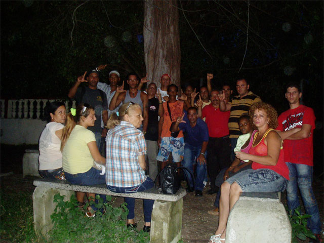 INFORMACIONES DESDE CUBA: (Opositor holguinero golpeado). {Asesinato múltiple} [Irrespeto a lo legislado]. {Policías hostigan a compradores}. (Registro arbitrario). Informaciones enviadas a "CDV.ORG" por Martha Beatriz Roque Cabello. web/folder.asp?folderID=136 