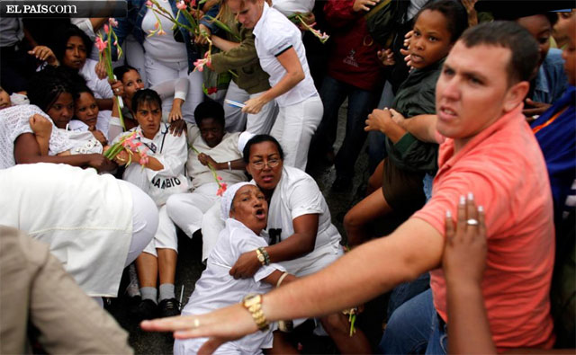 CUBA: Policías cubanos apalean y encierran a más de 40 Damas de  Blanco. La Dictadura de los hermanos Castro no tiene piedad ni con la  pobre madre de Orlando Zapata Tamayo, María Luisa Tamayo, que ha perdido  hace unos días a su hijo.