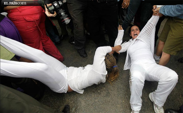 CUBA: Policías cubanos apalean y encierran a más de 40 Damas de  Blanco. La Dictadura de los hermanos Castro no tiene piedad ni con la  pobre madre de Orlando Zapata Tamayo, María Luisa Tamayo, que ha perdido  hace unos días a su hijo.