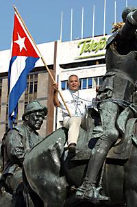 Rigoberto carceller, en un acto cÃ­vico, galopa sobre el caballo de Don Quijote en representaciÃ³n de todos los cubanos que aÃ±oran la democracia en nuestro paÃ­s. 