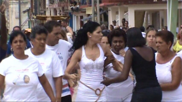 CUBA: Brutalidad del gobierno no logra impedir que desfilen Damas de Blanco y otros opositores.  web/folder.asp?folderID=136